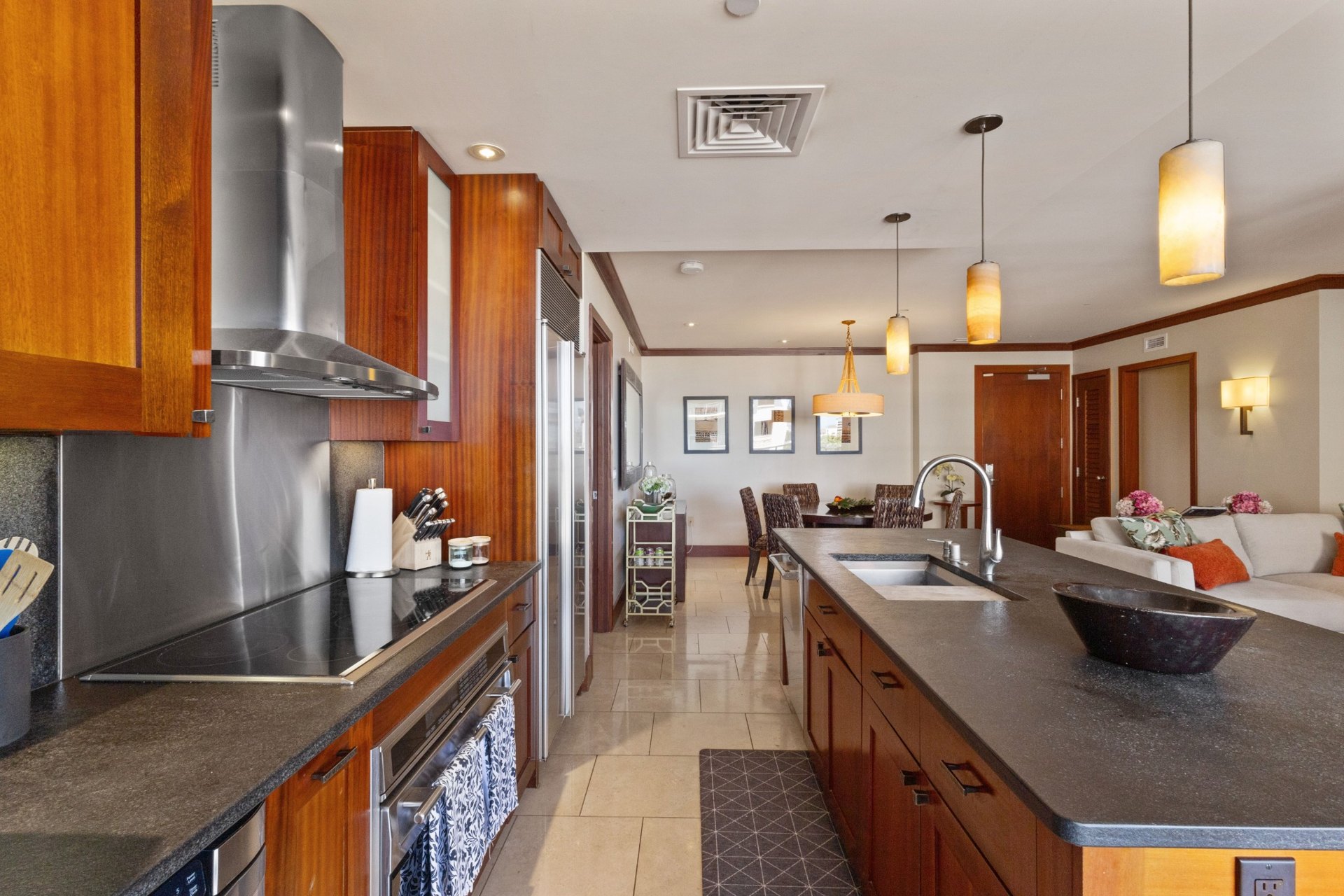 Fully equipped kitchen with island seating