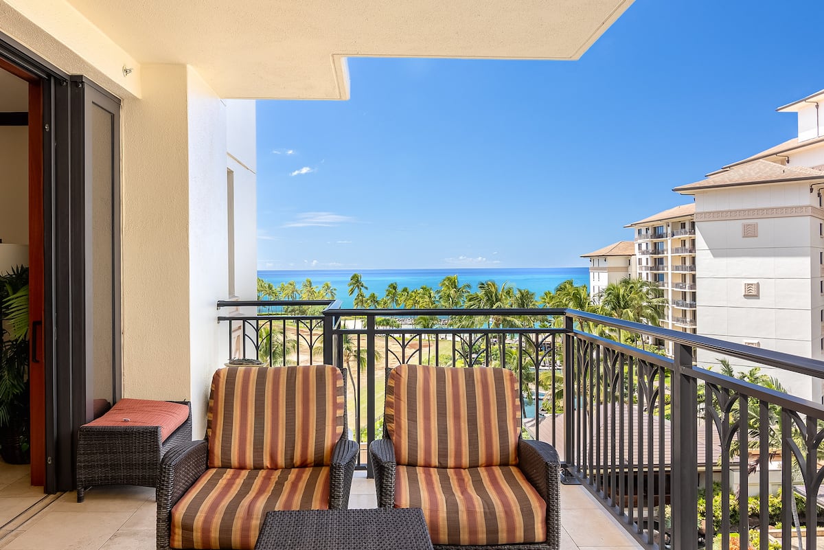 Furnished lanai at the Aloha Nui villa overlooking palms and the Pacific